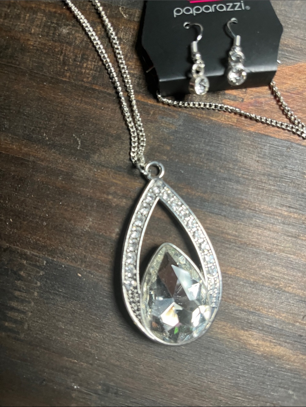 paparazzi Silver Clear Teardrop Pendant Necklace with Matching Drop Earrings - Picture 3 of 3